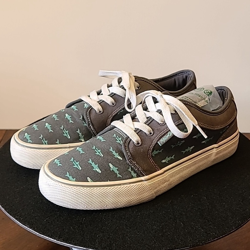 MAUI and Sons "Wave" Shoes with shark design. sz.9 (#762)